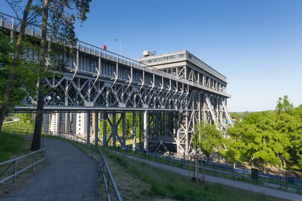 Schiffshebebühne von der Seite — Stockfoto