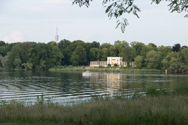 Loď před lovecký hrad — Stock fotografie