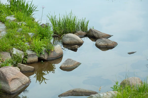 湖の石は — ストック写真