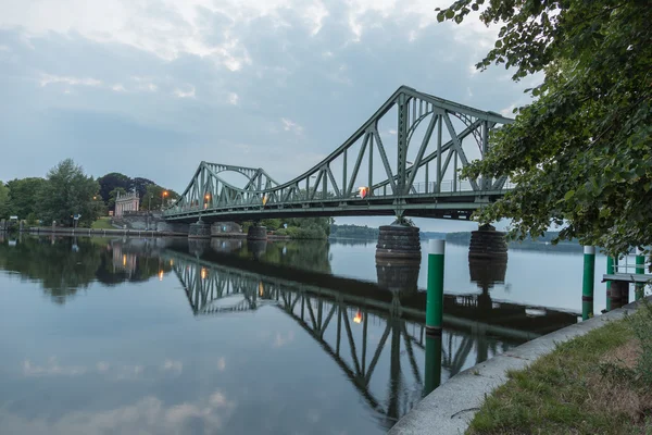 Verspiegelte Glienicker Brücke — Stockfoto