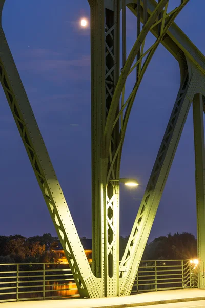 Brückenstreben und Mond — Stockfoto