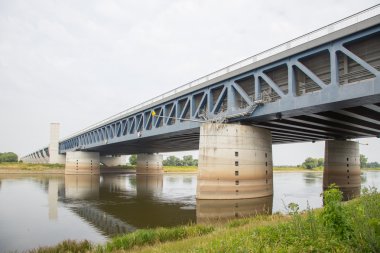 Elbe köprüden kanal