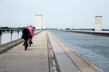 Kanal boyunca bisikletçiler