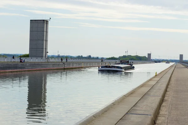 Cargo ship on the channel — Stock Photo, Image