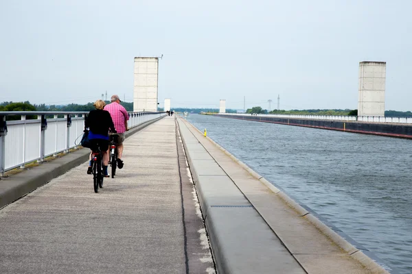 Cyclists along the canal — Stock Photo, Image