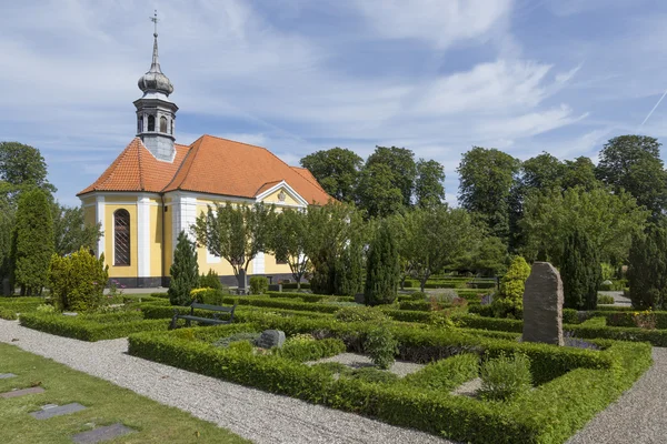 Kościół i cmentarz — Zdjęcie stockowe