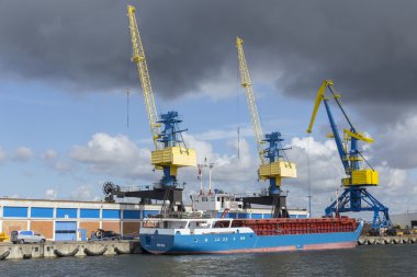 Üç Vinçler ve kargo gemisi