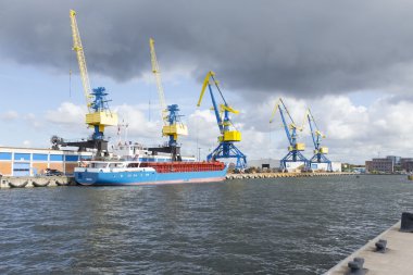 Beş Vinçler ve kargo gemisi