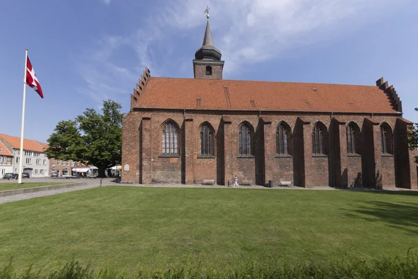 Kloosterkerk met grasveld — Stockfoto