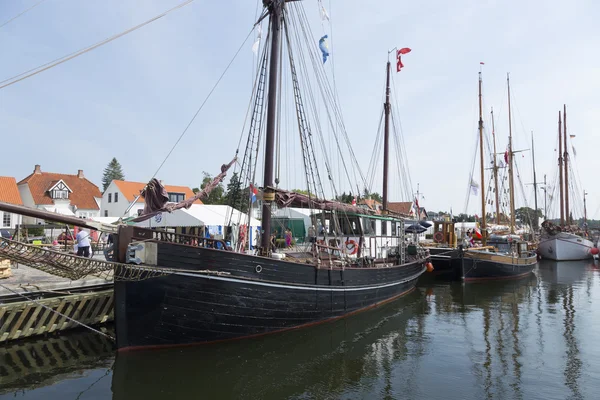 Großes schwarzes Segelschiff — Stockfoto