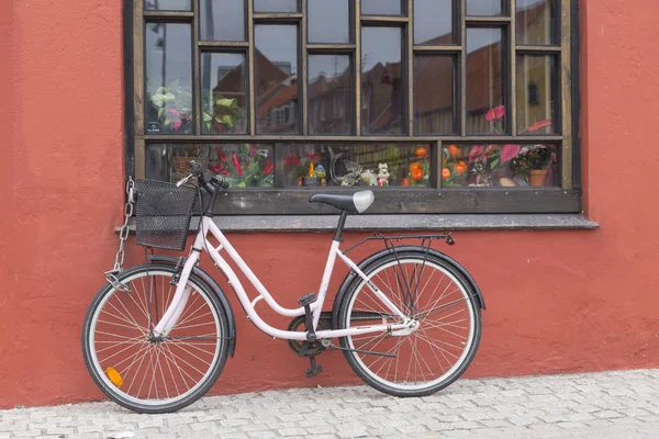 Vélo devant le mur rouge — Photo