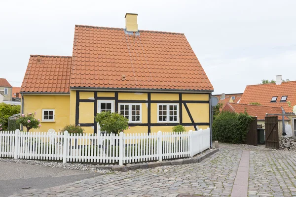 Casa in legno in giallo — Foto Stock