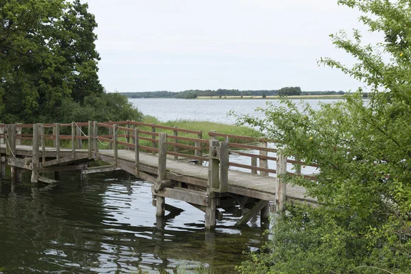 Holzbrücke über einen Kanal — Stockfoto
