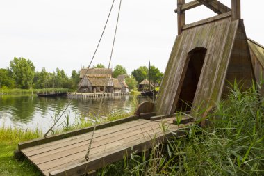 Waterfront adlı bir asma köprü