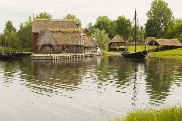 Thatched cottages at the lake — Stock Photo, Image