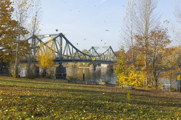 Foglie cadono sul ponte Glienicke — Foto Stock