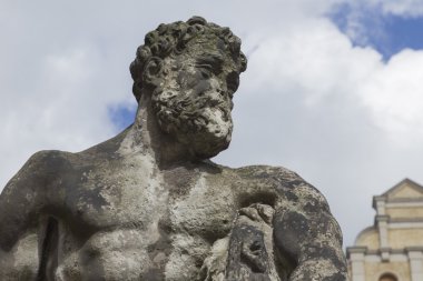 Sakallı heykeli yakın çekim