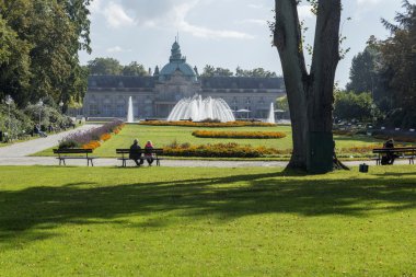Spa evin önünde park