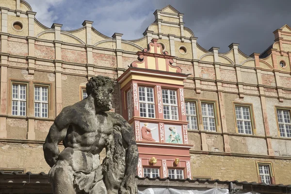 Statua degli uomini di fronte al castello — Foto Stock