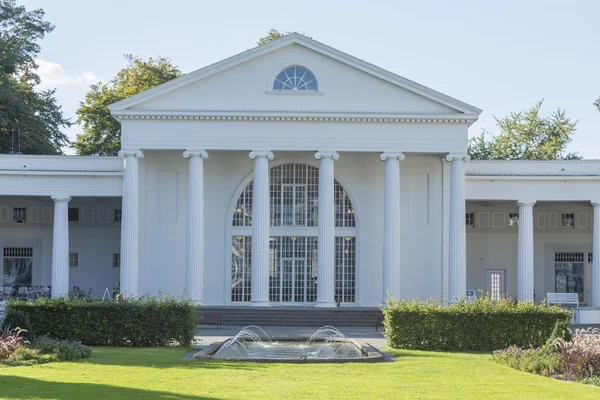 Casa spa con columnas — Foto de Stock