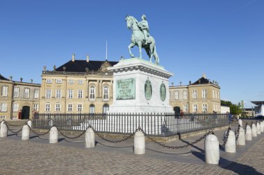 Amalienborg Meydanı atlı heykeli