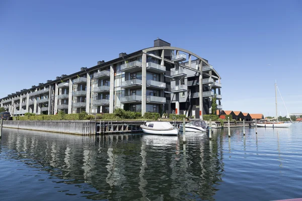 Wohngebäude im Marinehafen — Stockfoto