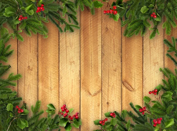 Groene Kerstboom Takken Rode Meidoorn Bessen Warm Bruin Houten Verticale — Stockfoto