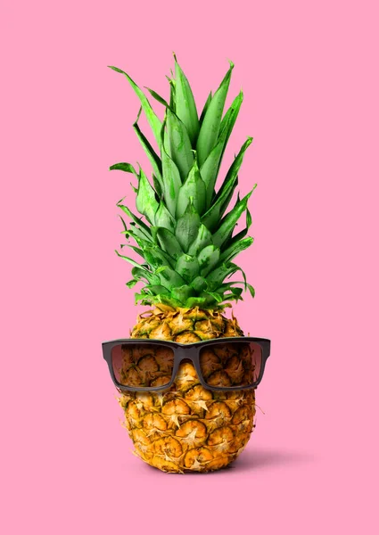 Frische Tropische Ananasfrüchte Mit Sonnenbrille Isoliert Auf Rosa Hintergrund Urlaubskonzept — Stockfoto