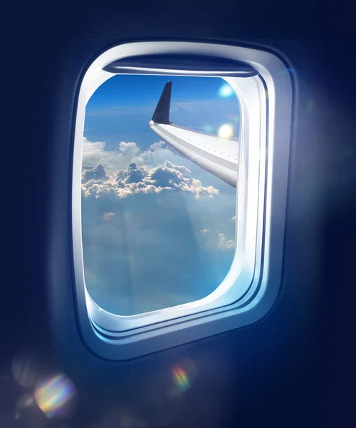 新的飞行黎明 从高高的蓝天上的喷气式飞机窗口看到了光明的景象 — 图库照片