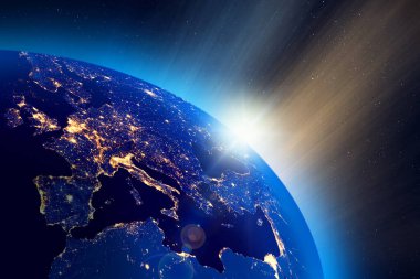 Dünya Gezegeni üzerinde gün doğumunun resmi, Avrupa şehir ışıkları görünür. NASA tarafından desteklenen bazı unsurlar.