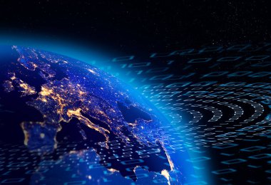 Dünya gezegeni etrafında ikili veri akışı, Avrupa şehir ışıkları görünür. Dijital iletişim konsepti. NASA tarafından desteklenen bazı unsurlar.