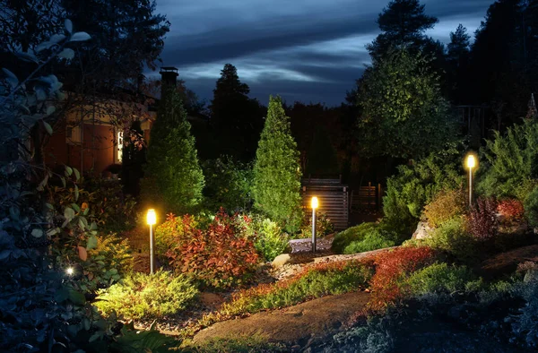 Iluminado Casa Jardim Caminho Pátio Luzes Plantas Outono Anoitecer — Fotografia de Stock