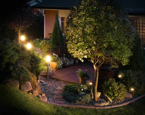 Terrasse éclairée de sentier de jardin — Photo