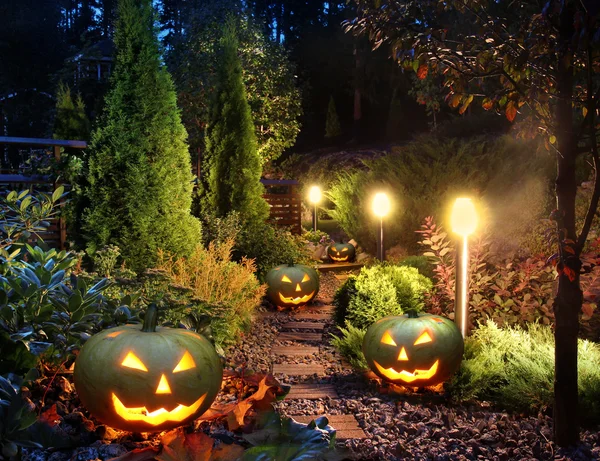 Patio in de tuin met jack-o-lantaarns — Stockfoto