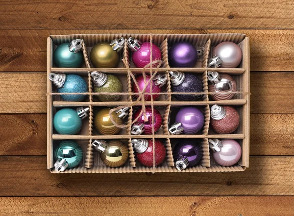 Färgglada Xmas bollar i låda — Stockfoto