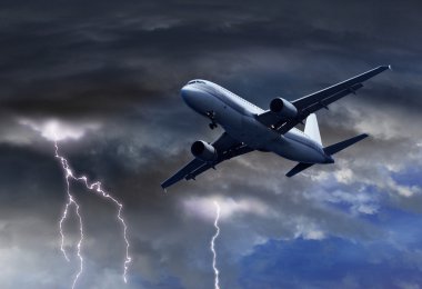Yolcu hava uçak gök gürültüsü fırtına yaklaşıyor