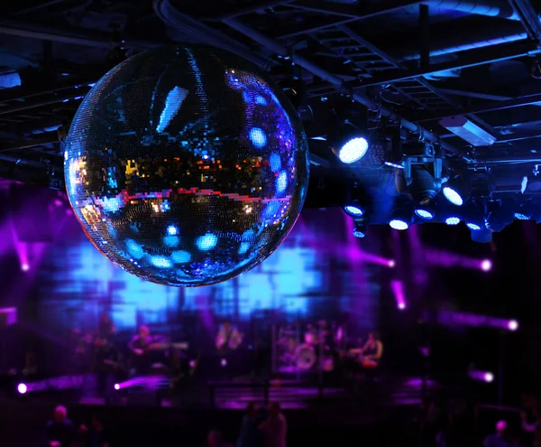 Banda tocando bajo disco espejo bola — Foto de Stock