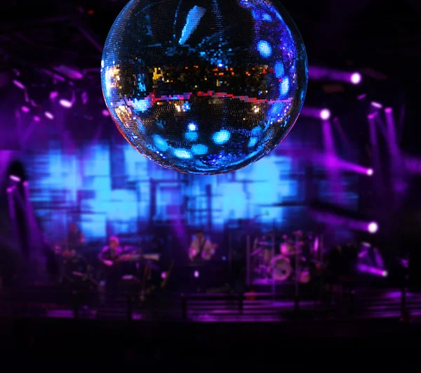 Band spelen onder disco spiegel bal — Stockfoto