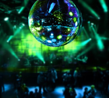 disko aynalı küreyi altında dans