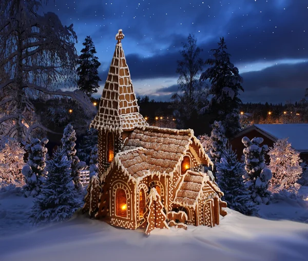 Iglesia de pan de jengibre en el paisaje nocturno nevado de Navidad — Foto de Stock