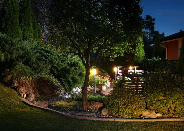 Iluminação luzes de jardim — Fotografia de Stock