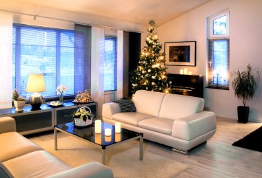 Modern oturma odası ile Noel ağacı dedoration