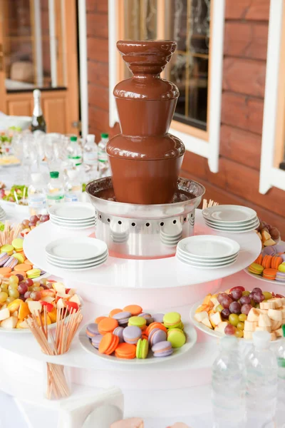 Desserttisch mit Schokoladenmaschinenbrunnen Stockbild