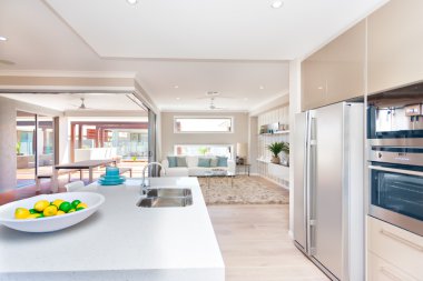 Bir oturma odası ve modern kitc bir dış veranda görünüm