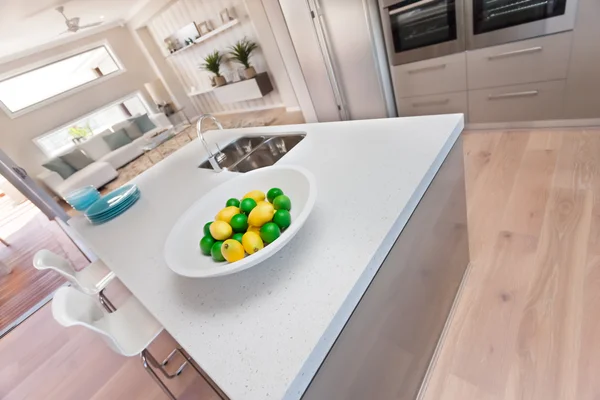 Modern mutfak beyaz tabakta limon — Stok fotoğraf