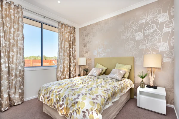 Dormitorio moderno con una cama principal y una cortina de color marrón claro d —  Fotos de Stock
