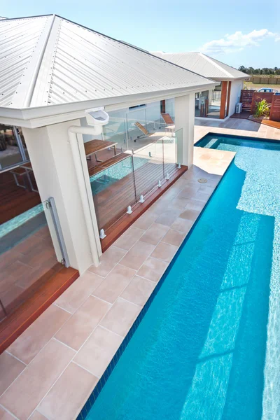 Top view of the modern and luxury swimming pool of a hotel or ho — Stock Photo, Image