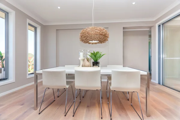 Design moderne de salle à manger avec table mise en place et décoration naturelle — Photo