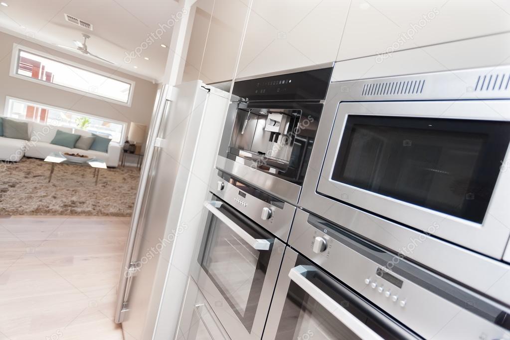 Nahaufnahme von modernen Backöfen und einem Kühlschrank in der luxuriösen  Küche - Stockfotografie: lizenzfreie Fotos © jrstock1 100383688