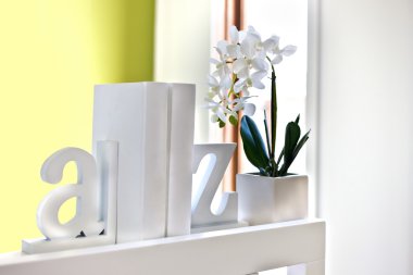 Ev iç dekorasyon 3d harf kullanarak ve çiçekli bitki ben